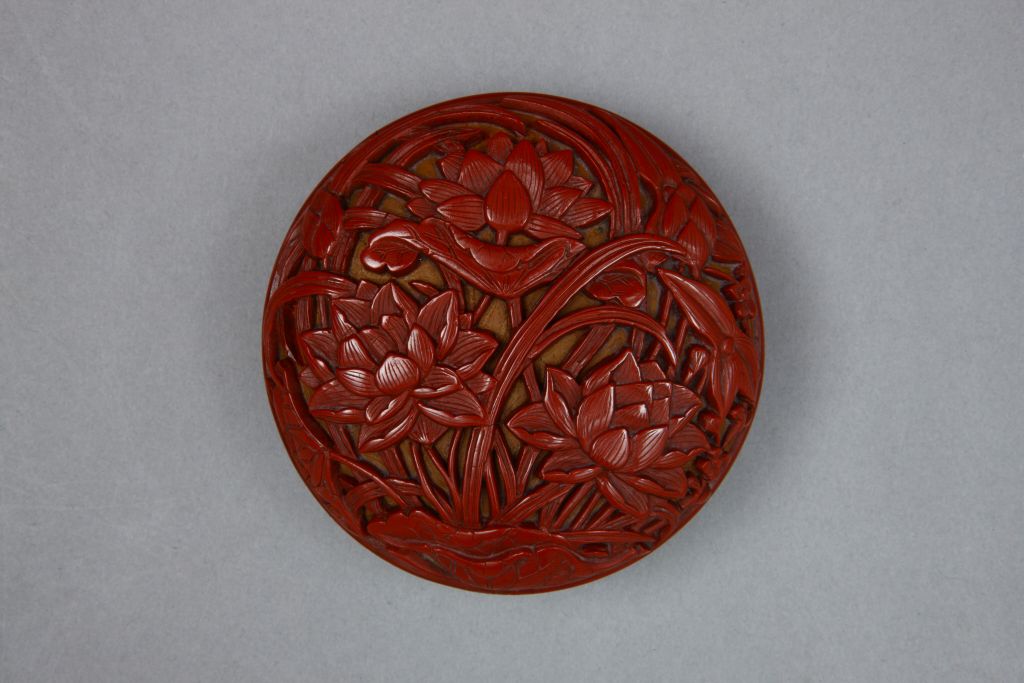 图片[1]-Carved lotus and wild rice round box-China Archive